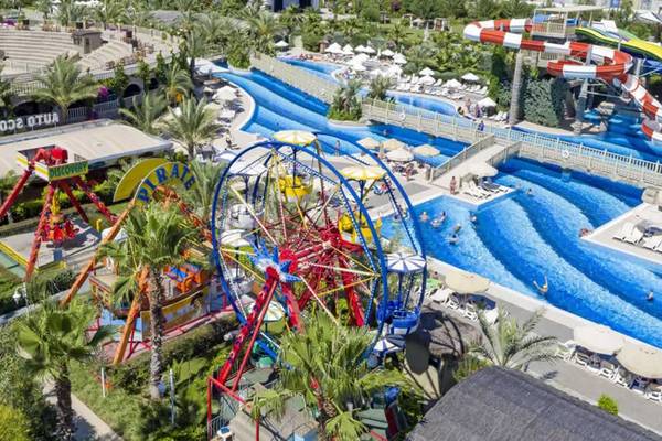 Luftaufnahme des Royal Holiday Palace Freizeitparks mit Wasserrutschen, Fahrgeschäften und Pools.