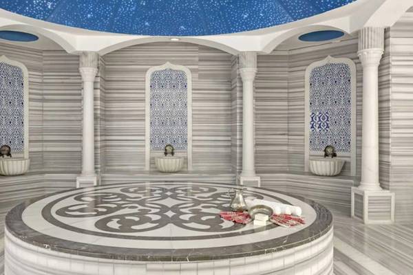 Innenbereich der Sauna im Royal Holiday Palace mit geometrischen Mustern und blauem Sternenhimmel.