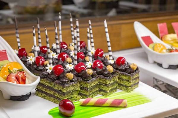 Eine exquisite Kuchenplatte im Royal Holiday Palace mit verschiedenen Früchten und Dekor.