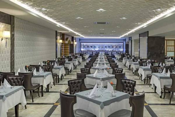 Innenansicht des Restaurants im Royal Holiday Palace mit vielen gedeckten Tischen und Stühlen.