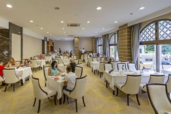 Innenansicht des Restaurants im Royal Holiday Palace Hotel mit Gästen an den Tischen
