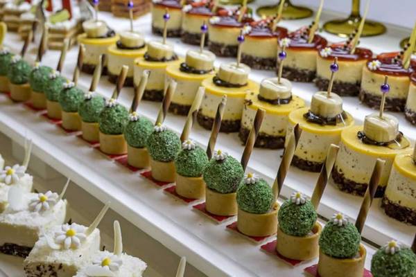 Eine Vielzahl von Desserts auf dem Buffet im Royal Holiday Palace, einschließlich Käsekuchen und kleinen Kuchen.