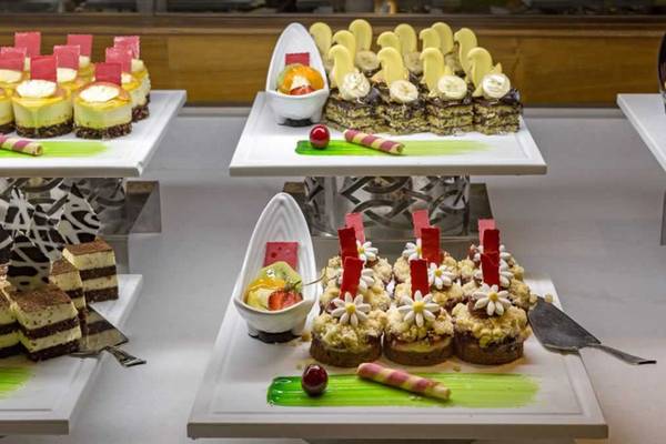 Dessertsbuffet im Royal Holiday Palace mit verschiedenen Kuchen und Törtchen.