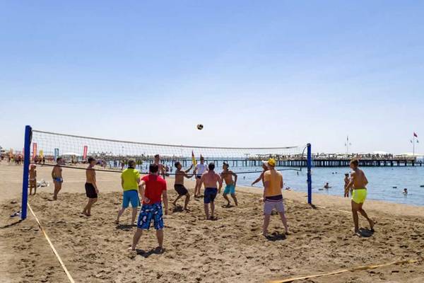 Leute spielen Volleyball am Strand des Royal Holiday Palace Hotels.