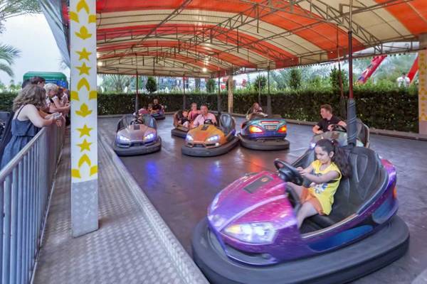 Kinder fahren mit Bumper Cars im Royal Holiday Palace.