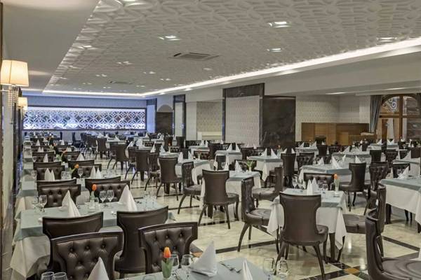 Innenansicht des Restaurants im Royal Holiday Palace mit vielen gedeckten Tischen und Stühlen.