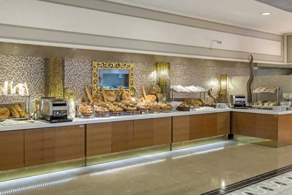 Buffetbereich im Royal Holiday Palace Hotel mit verschiedenen Brotsorten und Backwaren.