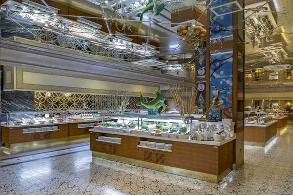 Buffet-Bereich im Royal Holiday Palace Hotel mit verschiedenen Essensstationen und dekorativen Elementen.