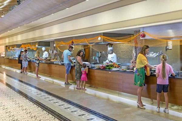 Familien am Buffet im Royal Holiday Palace Restaurant