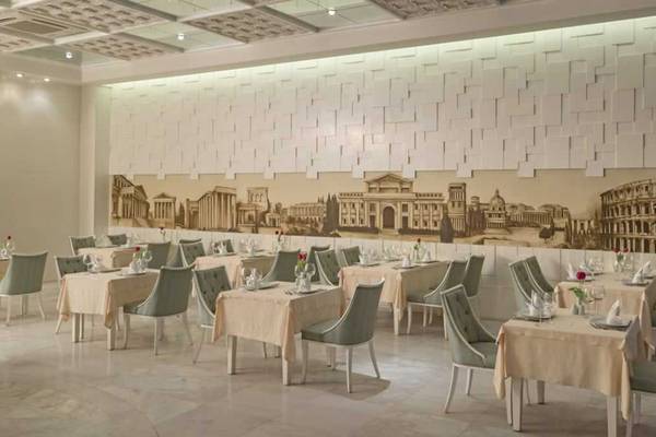 Das Restaurant-Interieur des Royal Holiday Palace mit geometrischen Wanddesigns und historischen Abbildungen.