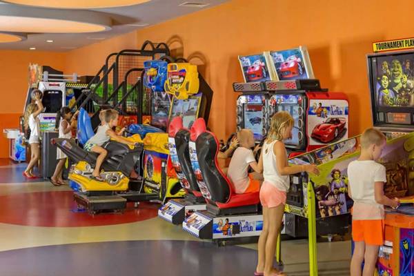 Kinder spielen in einer bunten Spielhalle im Royal Holiday Palace Hotel.
