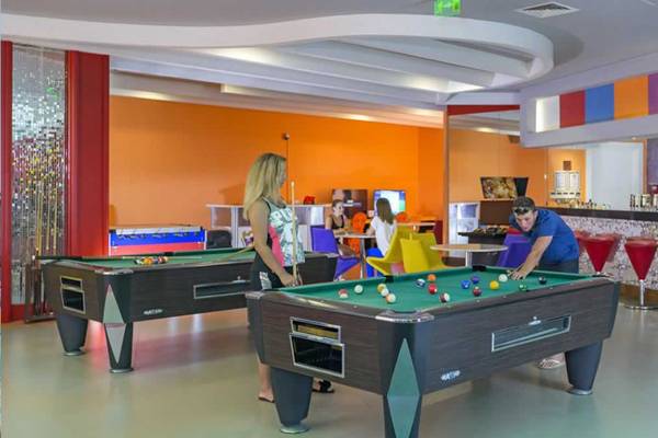 Spieler im Royal Holiday Palace Poolbereich spielen Billard.