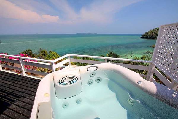Jacuzzi auf dem Balkon des Cape Panwa Hotels mit Meerblick