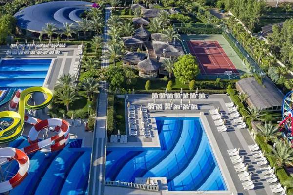 Luftaufnahme des Royal Holiday Palace Wasserparks mit Rutschen und Pools
