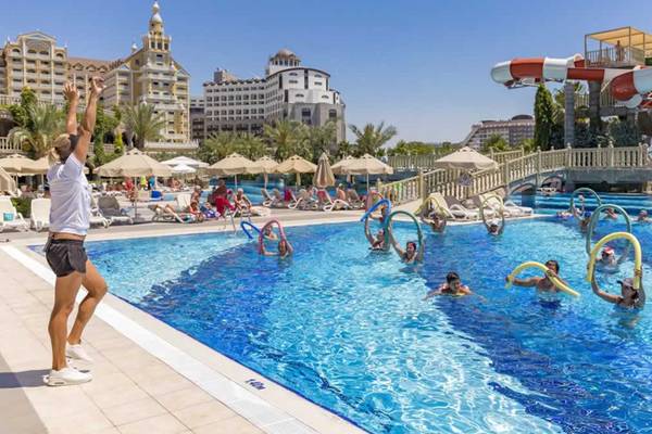 Gruppe von Menschen, die Aqua-Gymnastik im großen Pool des Royal Holiday Palace Hotels machen.