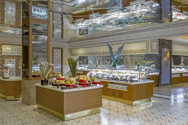 Buffetbereich im Royal Holiday Palace Hotel mit verschiedenen Speisen und Dekoration.