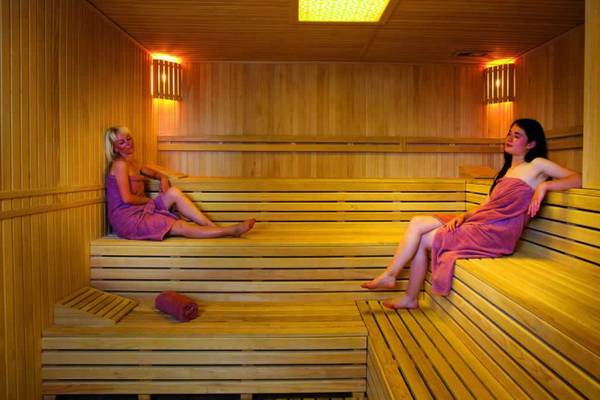 Zwei Frauen in einem Holzsauna des Royal Holiday Palace