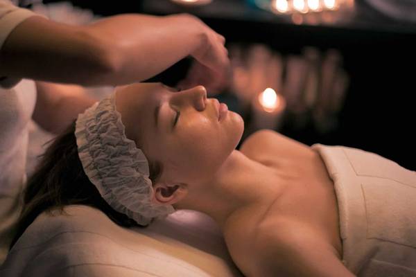 Eine Frau erhält eine Gesichtsmassage im Royal Holiday Palace Hotel.