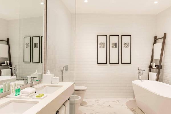 Badezimmer im Le Royal Meridien Beach Resort & Spa mit Badewanne, Spiegel und Toilette.