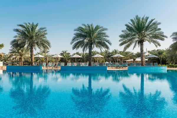 Außenpool des Le Royal Meridien Beach Resort & Spa mit Palmen und Sonnenschirmen