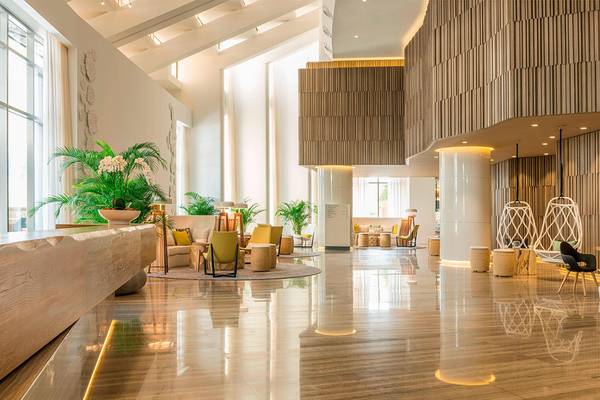 Le Royal Meridien Beach Resort Lobby mit Holzboden und modernen Möbeln.