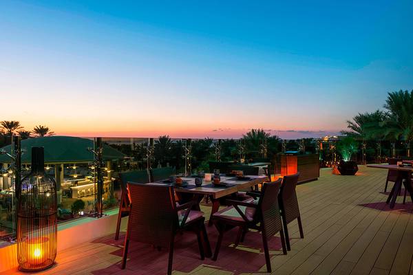 Abendessen auf der Dachterrasse des Le Royal Meridien Beach Resort & Spa