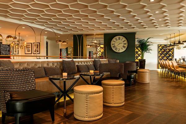 Loungebereich im Le Royal Meridien Beach Resort & Spa mit gepolsterten Sitzen und Tischen.