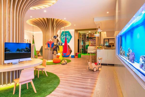 Innenansicht des Kinderzimmers im Le Royal Meridien Beach Resort & Spa mit Aquarium und Spielzeug.