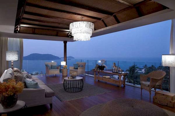 Wohnzimmer im Cape Panwa Hotel mit Blick auf das Meer und die Berge.