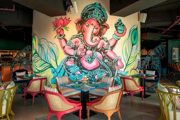 Inneneinrichtung des Le Royal Meridien Beach Resort & Spa mit einer Wandmalerei von Ganesha.