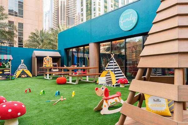 Le Royal Meridien Beach Resort & Spa Kinderclub mit bunten Zelten und Spielzeug auf dem Rasen.