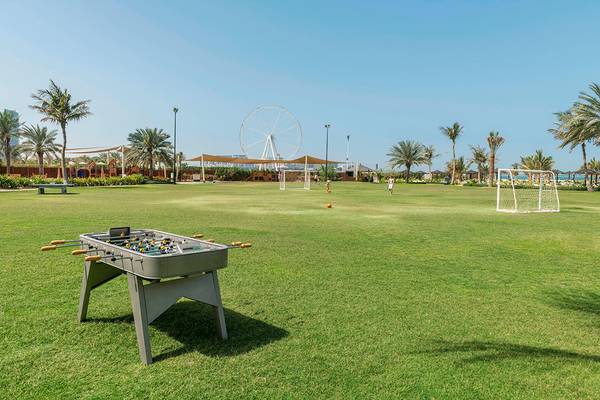 Spielplatz im Le Royal Meridien Beach Resort & Spa mit Spielgeräten und einem Fußballtor.