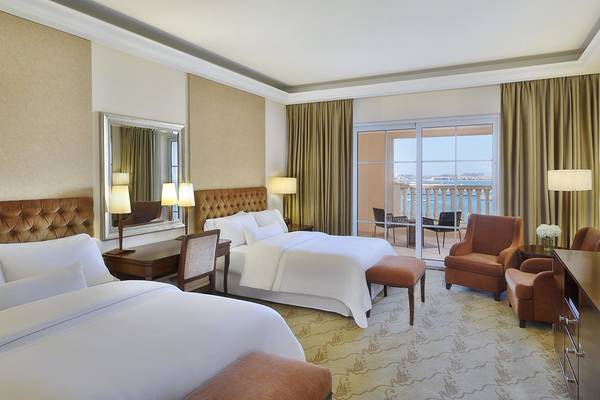 Hotelzimmer im Westin Dubai Mina Seyahi Beach Resort & Marina mit Blick auf das Meer.