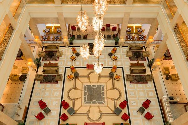 Von oben betrachtete Lobby des Westin Dubai Mina Seyahi Beach Resort & Marina mit vielen Möbeln und Kronleuchtern
