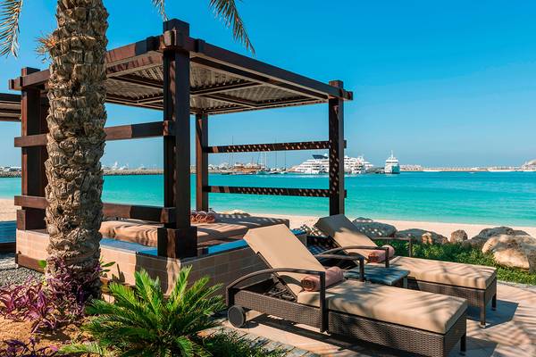Loungebereich des Westin Dubai Mina Seyahi Beach Resort mit Strand und Meer im Hintergrund