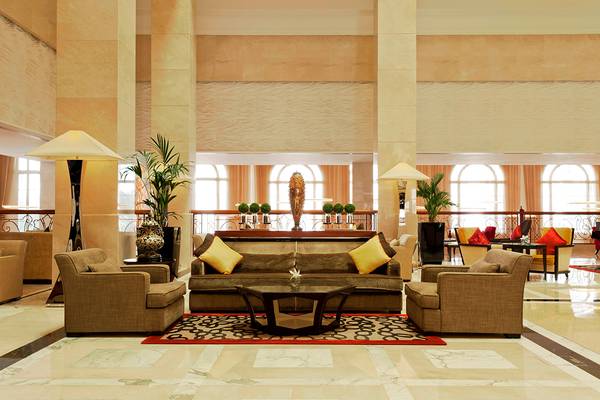 Hotellobby mit Sofas, Sesseln, Teppichen und Pflanzen, The Westin Dubai Mina Seyahi Beach Resort & Marina