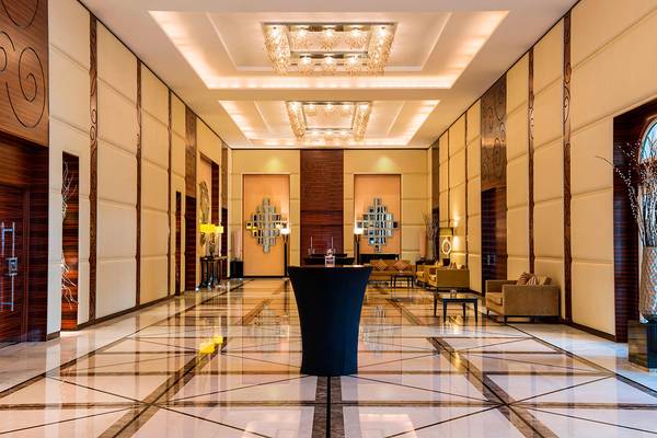 Lobby des Westin Dubai Mina Seyahi Beach Resort & Marina mit Marmorboden und Kristallleuchten