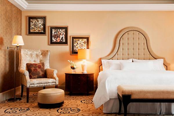 Schlafzimmer im The Westin Dubai Mina Seyahi Beach Resort mit Bett, Nachttischen und Dekor.