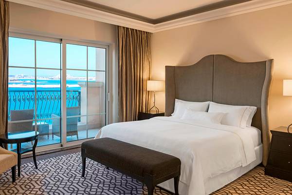 Hotelzimmer im Westin Dubai Mina Seyahi Beach Resort & Marina mit Blick auf den Ozean