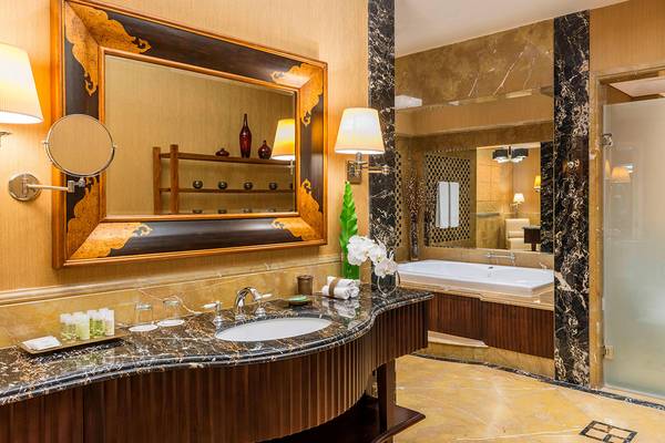 Luxuriöses Badezimmer mit Badewanne im Westin Dubai Mina Seyahi Beach Resort & Marina.