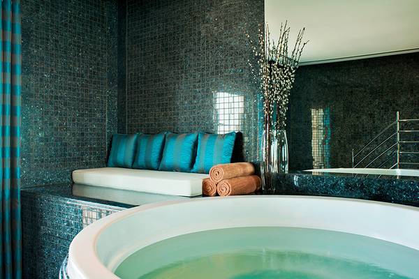 Ein Whirlpool mit blauen Wänden und einer weißen Bank im Westin Dubai Mina Seyahi Beach Resort & Marina.