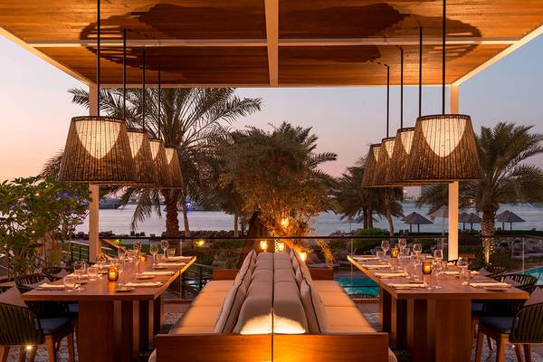 Innenansicht des Restaurants im Westin Dubai Mina Seyahi Beach Resort & Marina mit Blick auf den Pool.