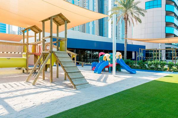 Kinderspielplatz im Westin Dubai Mina Seyahi Beach Resort mit Sand und Spielgeräten.