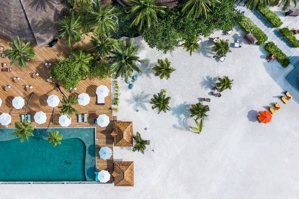 Angsana Velavaru Hotel - Luftaufnahme des Pools und Strands mit vielen Sonnenschirmen und Palmen