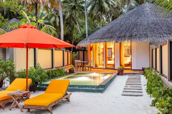 Villa des Angsana Velavaru Hotels mit privatem Pool und Sonnenliegen