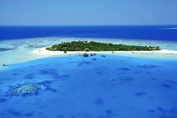 Luftaufnahme des Angsana Velavaru Hotels auf einer kleinen Insel im Ozean
