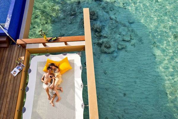 Paar auf der Überwasser-Terrasse im Angsana Velavaru