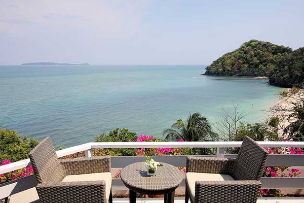 Aussicht von der Balkon des Cape Panwa Hotels auf das Meer und eine Insel