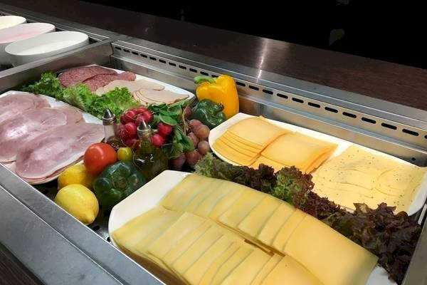 Buffetauswahl im XO Hotels Blue Square mit Fleisch, Käse, Gemüse und Salaten.