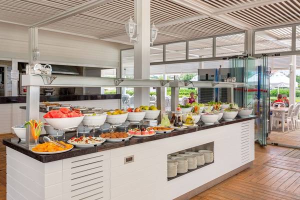 Ein Buffet im Glamour Resort & Spa mit verschiedenen Obst- und Gemüsesalaten, Desserts und Getränken.